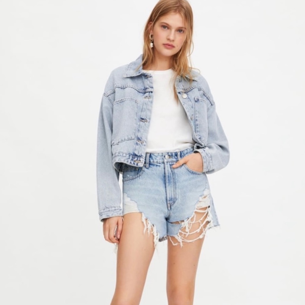 Zara Hi-Rise Frayed Light Wash Denim Shorts - Picture 1 of 10